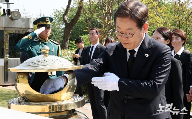 이재명 대선 후보, 이승만·박정희·김대중·김영삼 전 대통령 묘역 참배