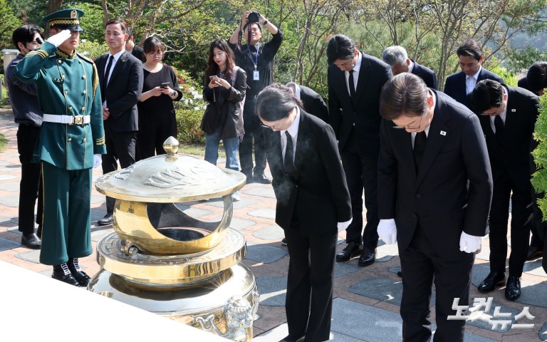 이재명 대선 후보, 이승만·박정희·김대중·김영삼 전 대통령 묘역 참배