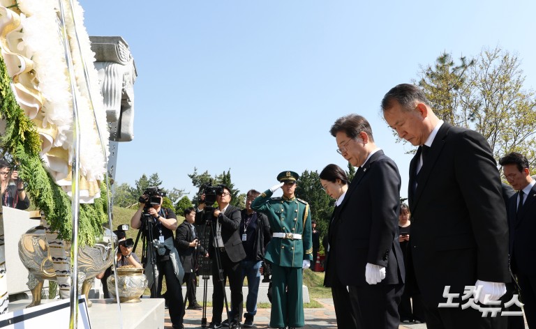 이재명 대선 후보, 이승만·박정희·김대중·김영삼 전 대통령 묘역 참배