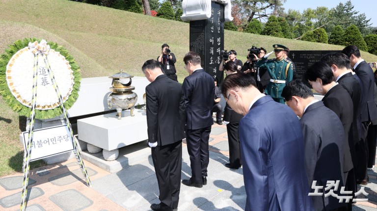 이재명 대선 후보, 이승만·박정희·김대중·김영삼 전 대통령 묘역 참배