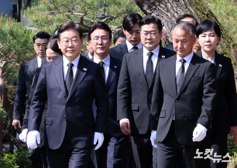 이재명 대선 후보, 이승만·박정희·김대중·김영삼 전 대통령 묘역 참배
