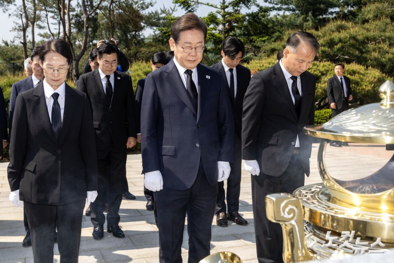 이재명 대선 후보, 이승만·박정희·김대중·김영삼 전 대통령 묘역 참배