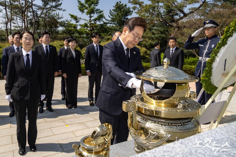 이재명 대선 후보, 이승만·박정희·김대중·김영삼 전 대통령 묘역 참배