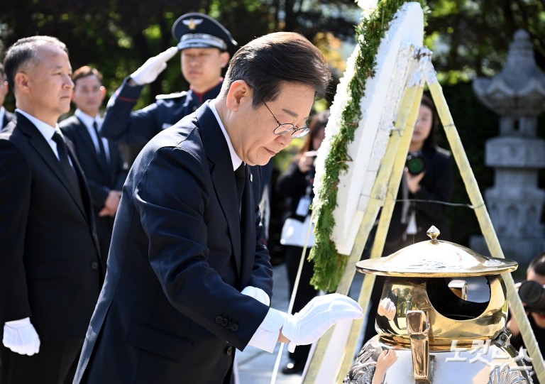 이재명 대선 후보, 이승만·박정희·김대중·김영삼 전 대통령 묘역 참배