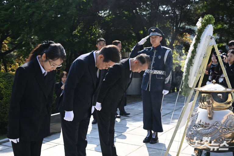 이재명 대선 후보, 이승만·박정희·김대중·김영삼 전 대통령 묘역 참배