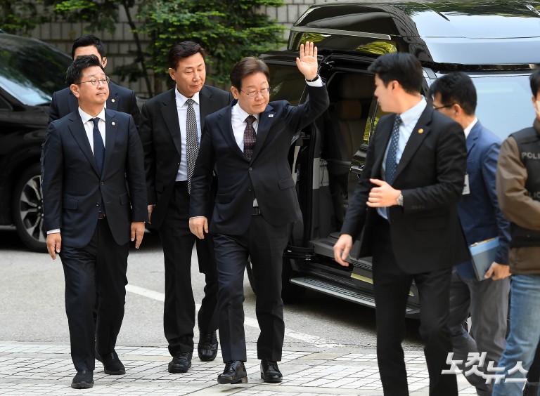 이재명, 대선후보 확정 후 첫 재판 출석