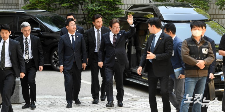 이재명, 대선후보 확정 후 첫 재판 출석