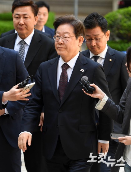 이재명, 대선후보 확정 후 첫 재판 출석