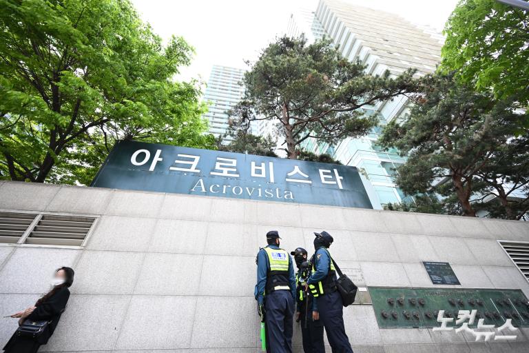 검찰 '尹 부부 사저' 압수수색