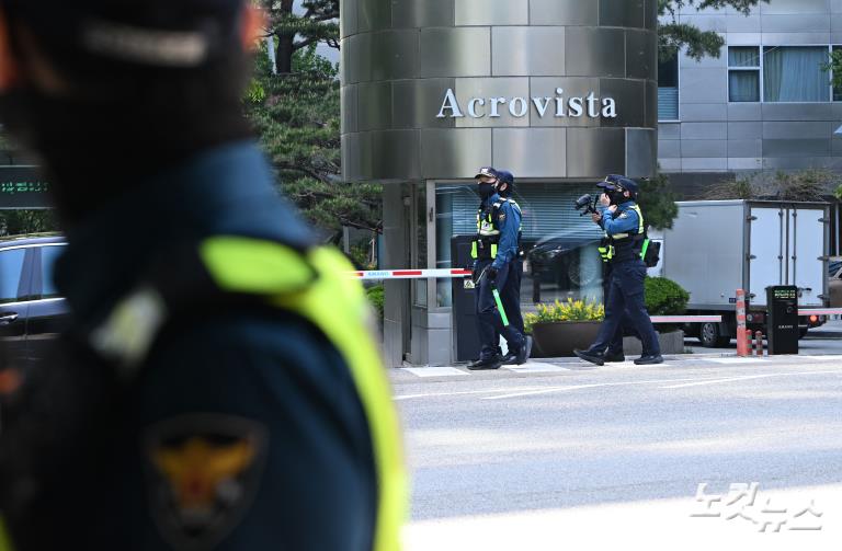 검찰 '尹 부부 사저' 압수수색