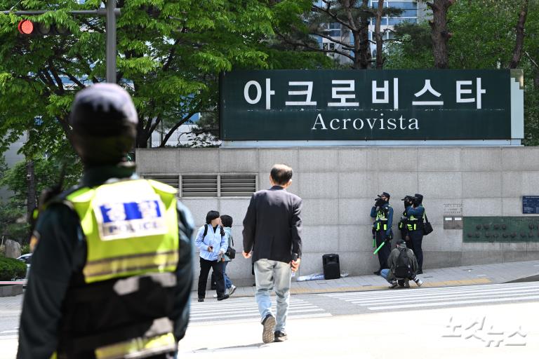 검찰 '尹 부부 사저' 압수수색