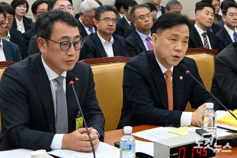 'SKT 유심 해킹사태' 국회 과방위 출석한 유영상 SK텔레콤 사장