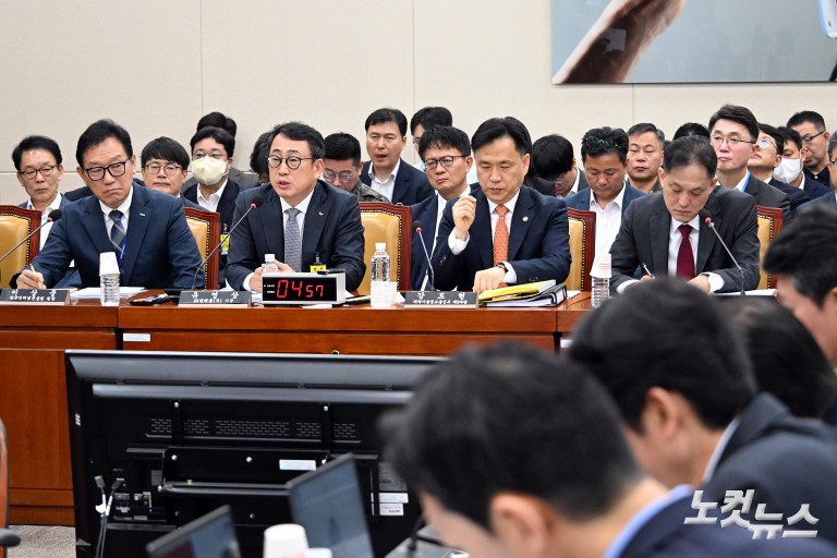 'SKT 유심 해킹사태' 국회 과방위 출석한 유영상 SK텔레콤 사장