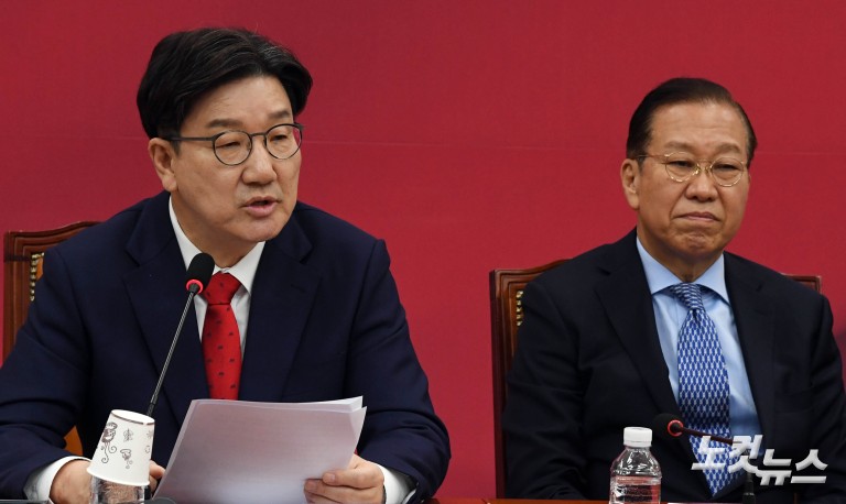 권성동 "김문수, 알량한 후보자리 지키려 회견"