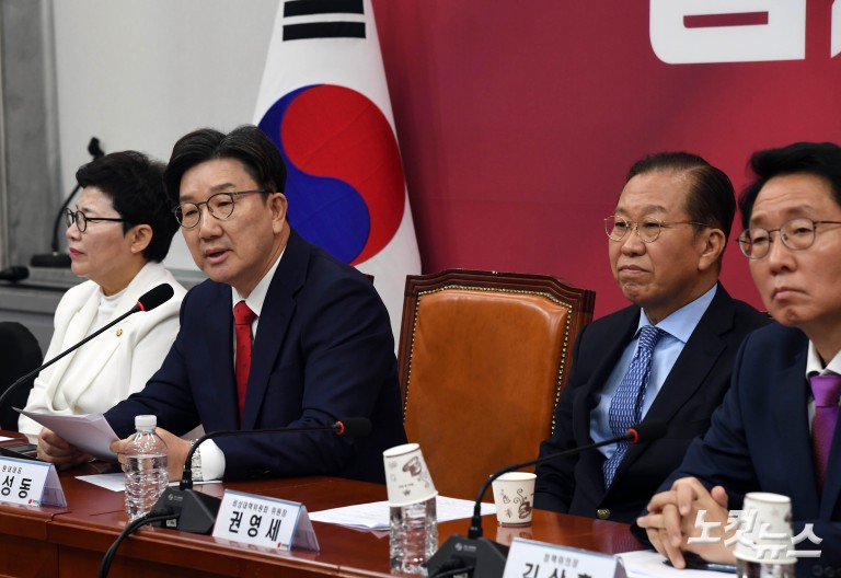 권성동 "김문수, 알량한 후보자리 지키려 회견"