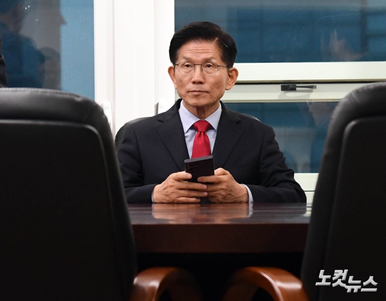 당사 대통령후보실로 들어간 김문수