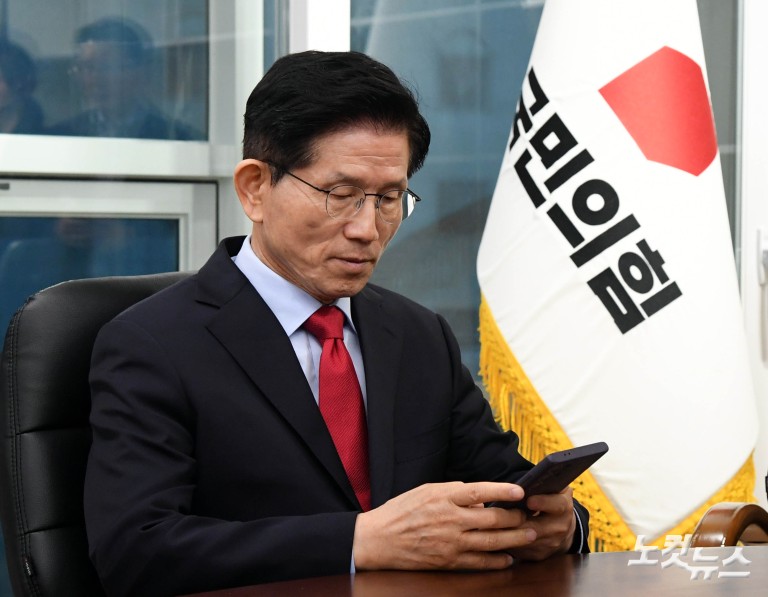 당사 대통령후보실로 들어간 김문수