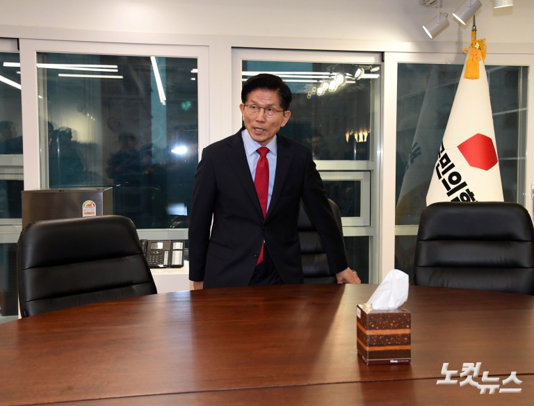 당사 대통령후보실로 들어간 김문수