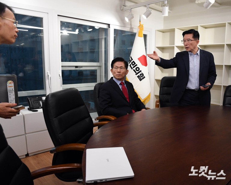 당사 대통령후보실로 들어간 김문수