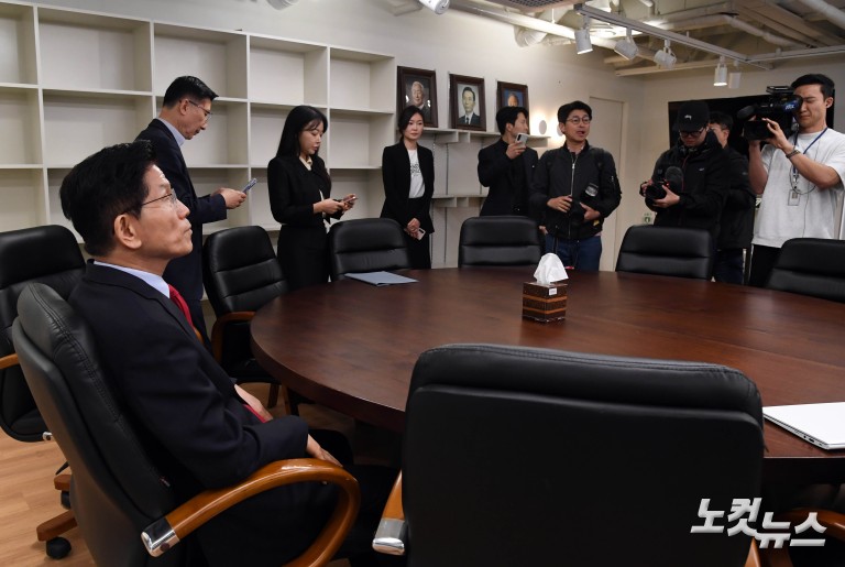 당사 대통령후보실로 들어간 김문수