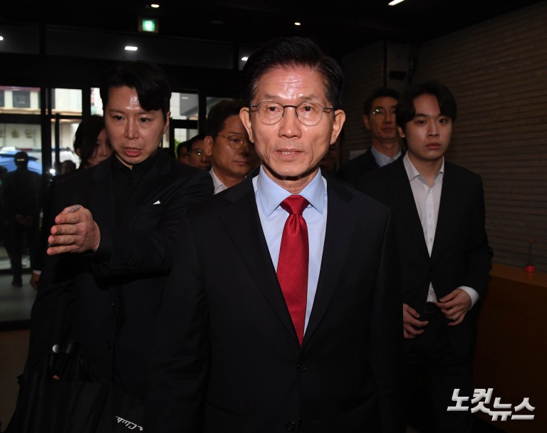 당사 대통령후보실로 들어간 김문수