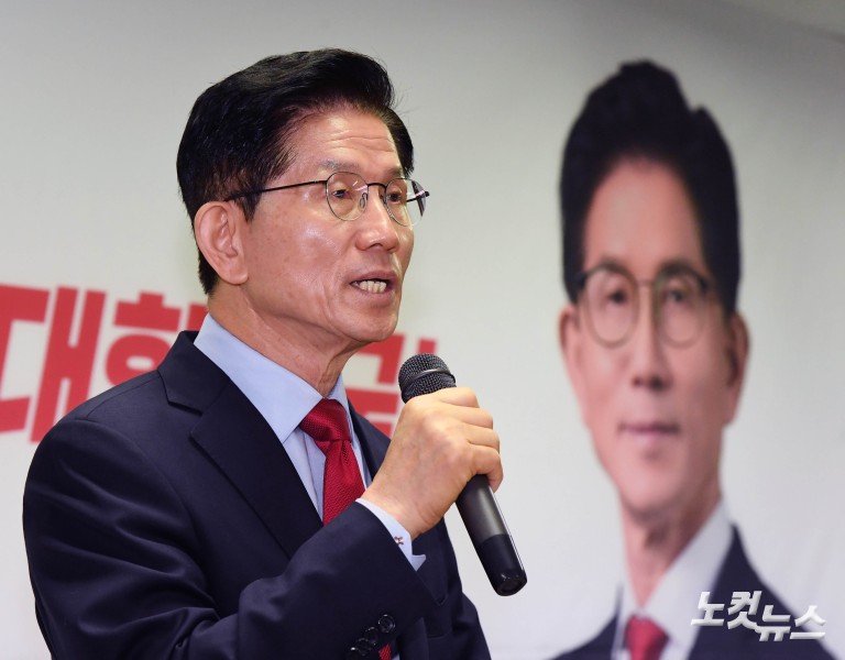 당사 대통령후보실로 들어간 김문수