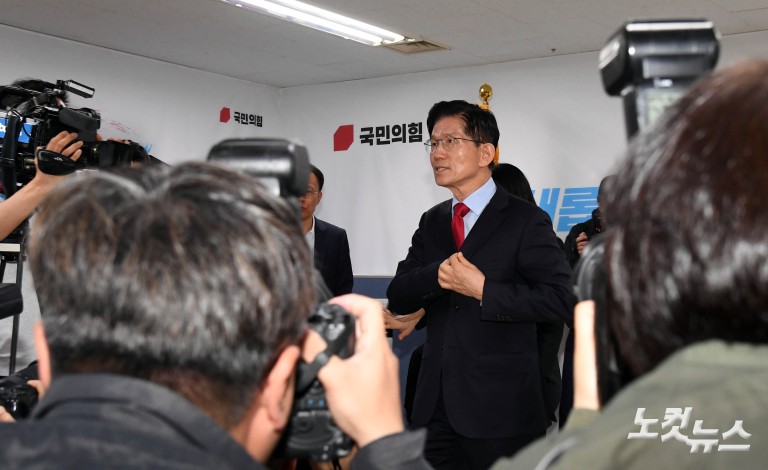 당사 대통령후보실로 들어간 김문수