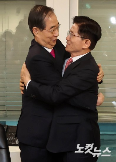 포옹하는 김문수-한덕수