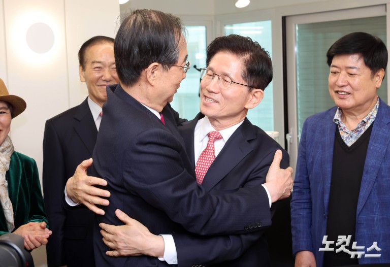 포옹하는 김문수-한덕수