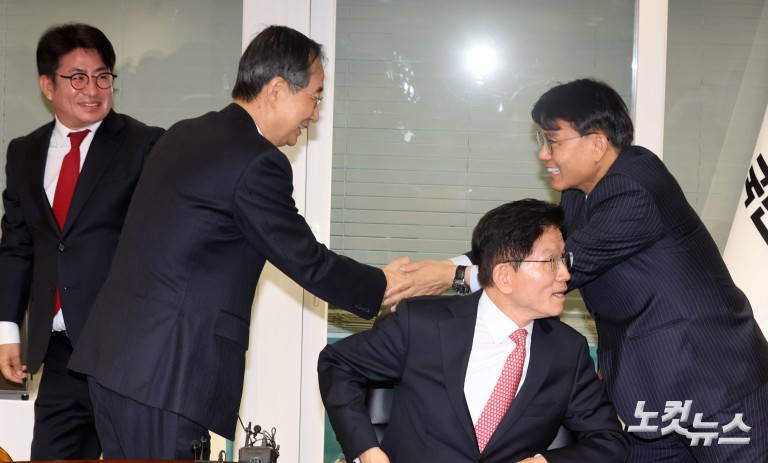 포옹하는 김문수-한덕수