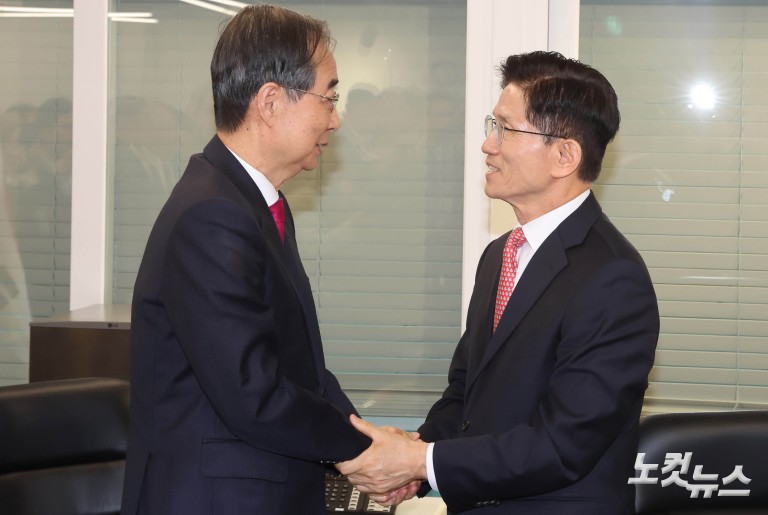 포옹하는 김문수-한덕수