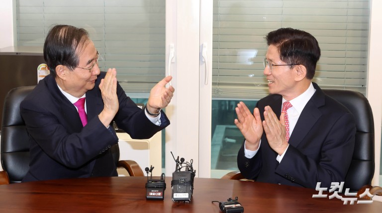 포옹하는 김문수-한덕수