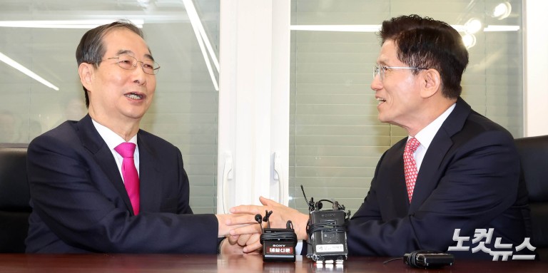 포옹하는 김문수-한덕수