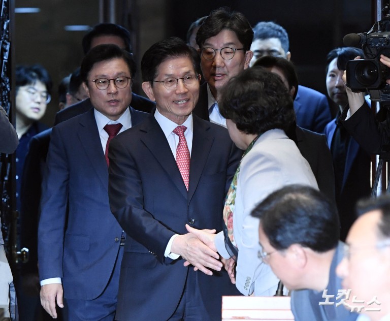 의원들 향해 큰절하는 김문수 대선후보