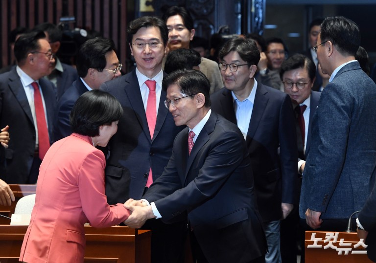 의원들 향해 큰절하는 김문수 대선후보