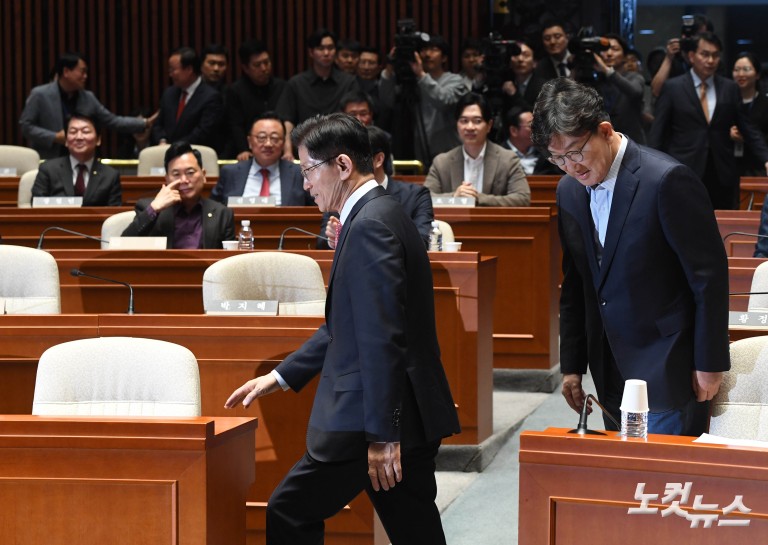 의원들 향해 큰절하는 김문수 대선후보