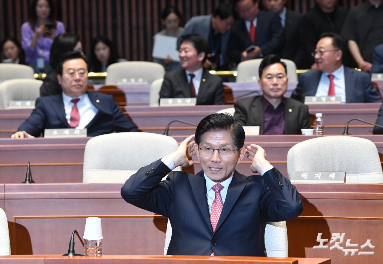 의원들 향해 큰절하는 김문수 대선후보