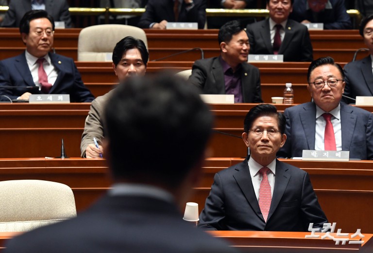 의원들 향해 큰절하는 김문수 대선후보