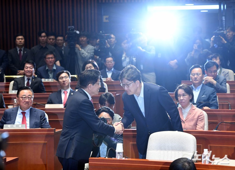 의원들 향해 큰절하는 김문수 대선후보