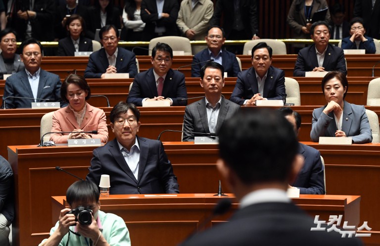 의원들 향해 큰절하는 김문수 대선후보