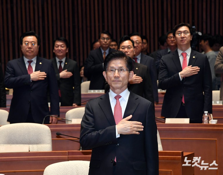 의원들 향해 큰절하는 김문수 대선후보