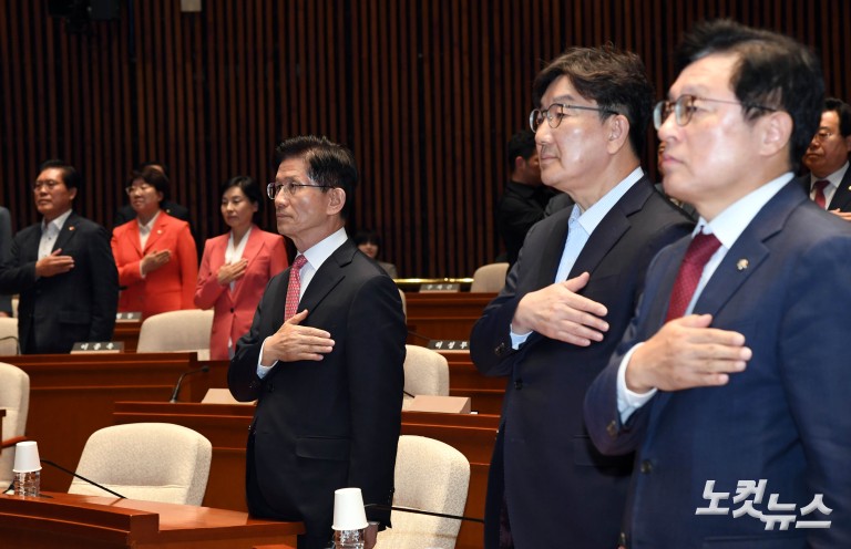 의원들 향해 큰절하는 김문수 대선후보