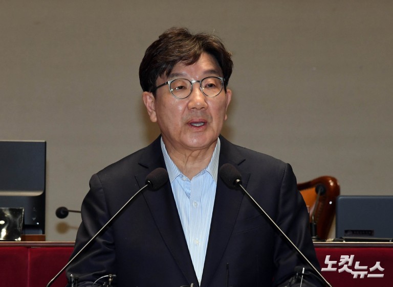 의원들 향해 큰절하는 김문수 대선후보