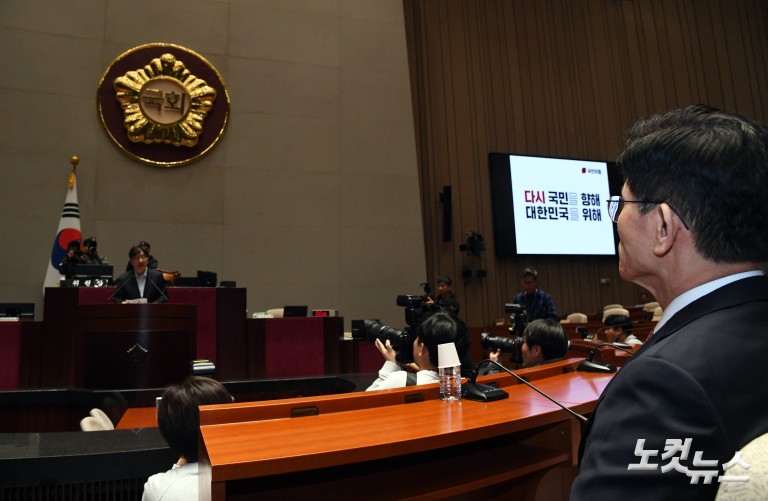 의원들 향해 큰절하는 김문수 대선후보