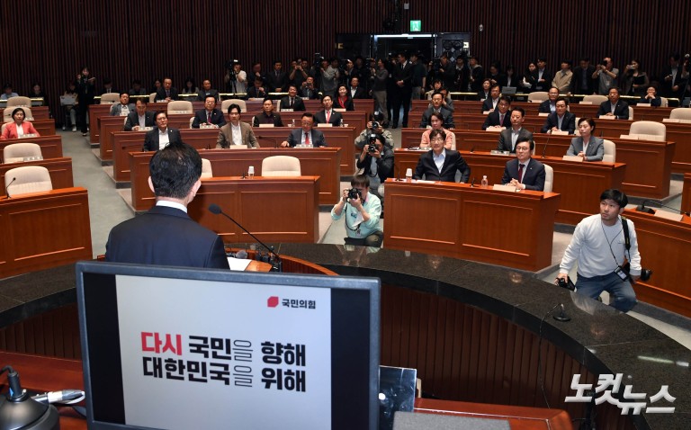 의원들 향해 큰절하는 김문수 대선후보