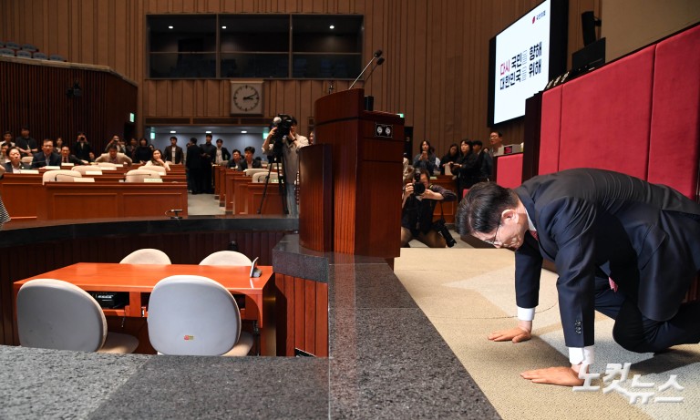 의원들 향해 큰절하는 김문수 대선후보