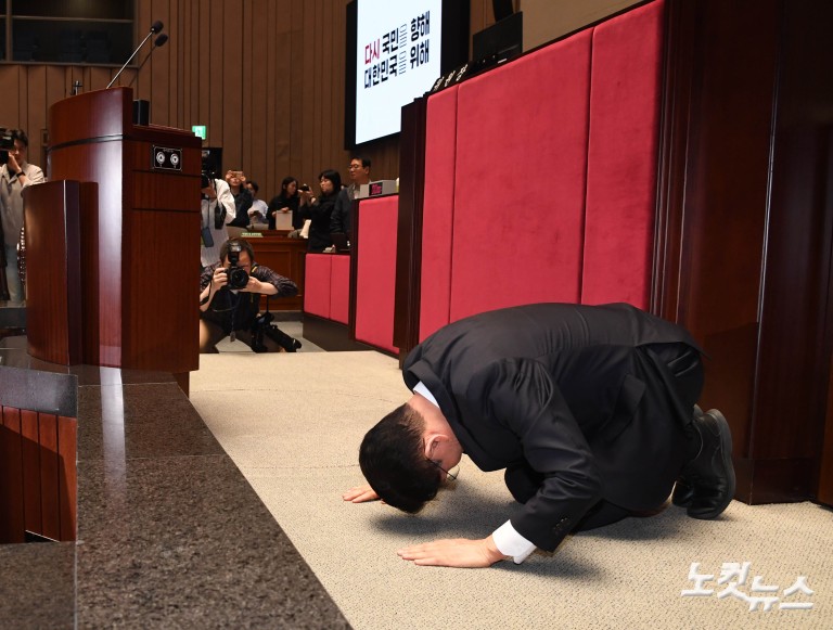 의원들 향해 큰절하는 김문수 대선후보