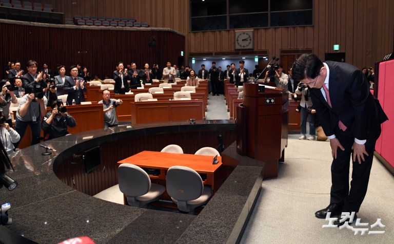 의원들 향해 큰절하는 김문수 대선후보
