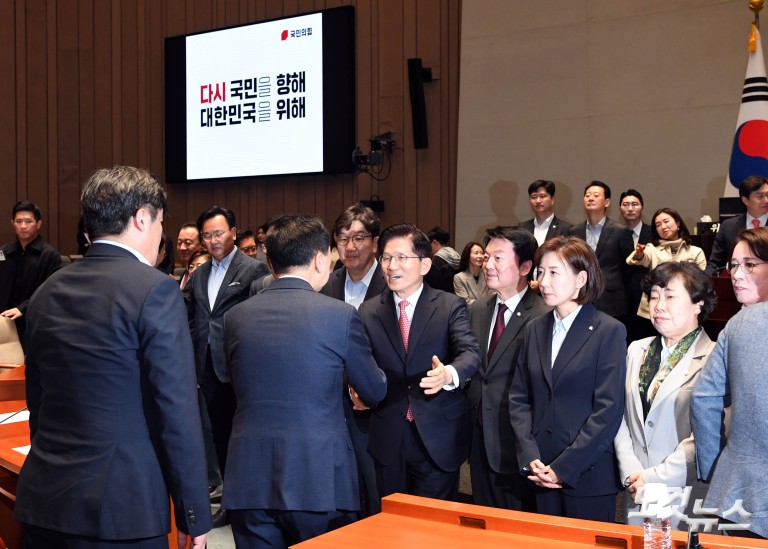 의원들 향해 큰절하는 김문수 대선후보