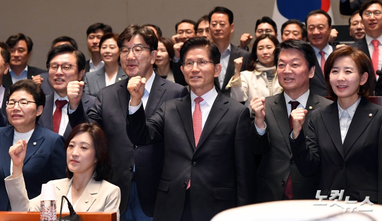 의원들 향해 큰절하는 김문수 대선후보